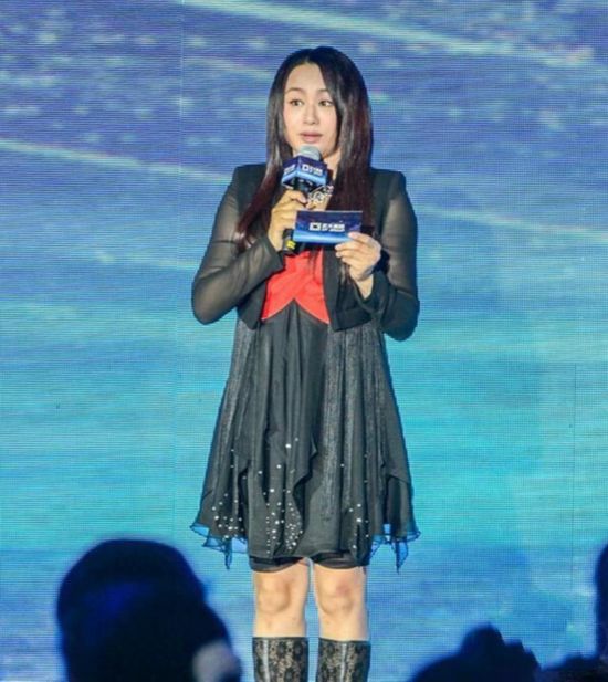 主持人曹颖身材发福，这是要和李湘比体重？