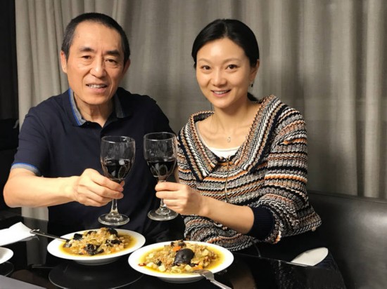 张艺谋带娇妻看女儿溜冰 两口子连笑纹都一模