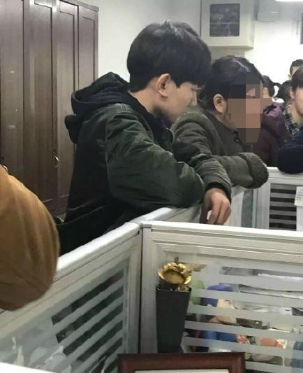 TFBOYS组合成员王源回学校遭同学夸张围观