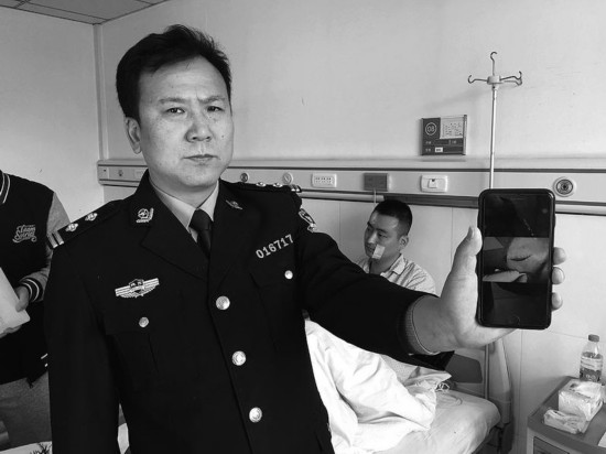 80后新警制服“情绪男”血染警服 妻子发微信赞老公