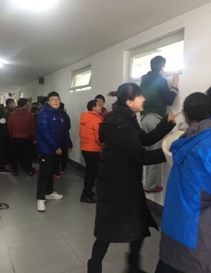 TFBOYS组合成员王源回学校遭同学夸张围观