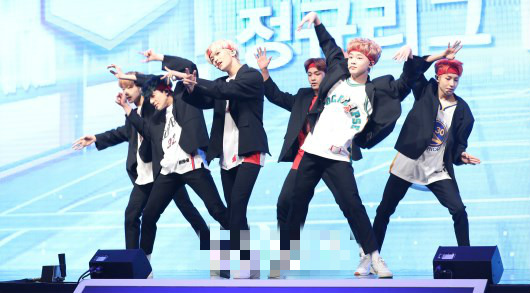 NCT DREAM助演女子篮球赛颁奖礼 钟辰乐黄色卷发萌萌哒【组图】--人民网-重庆频道-重庆权威新闻门户