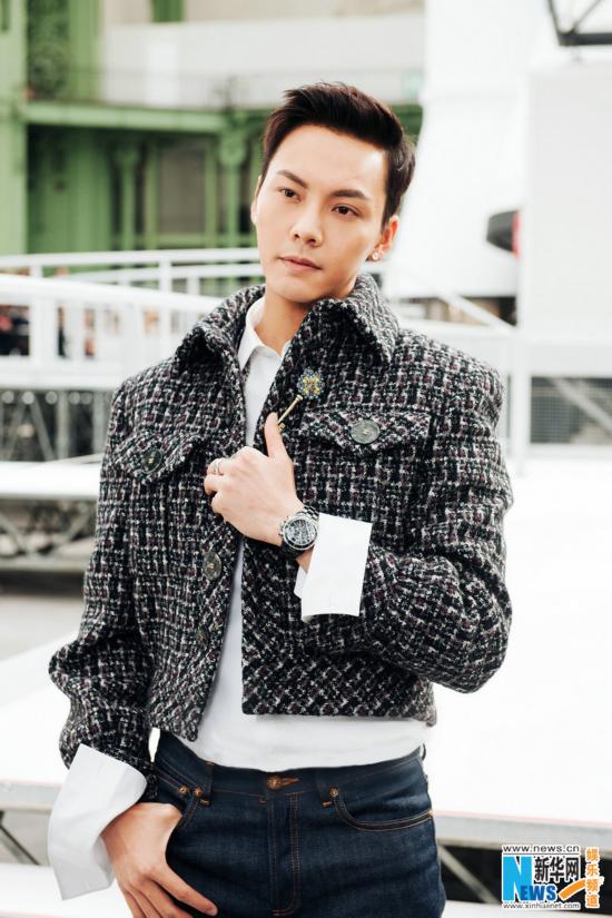 陈伟霆亮相巴黎时装周 混搭风演绎独特时尚魅