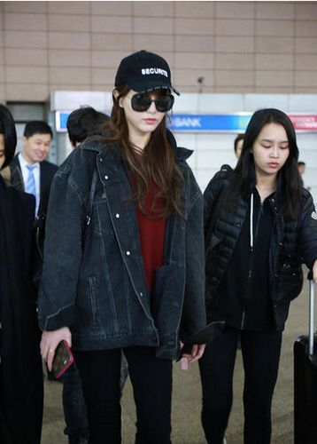 偷穿罗晋的衣服?唐嫣男友风外套亮相机场