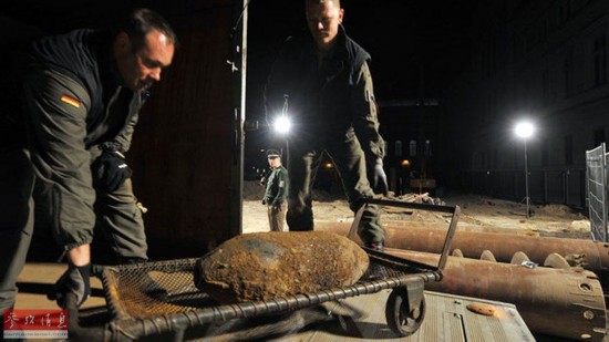 交到警察叔叔手里面?英男子上交炮弹致使警察