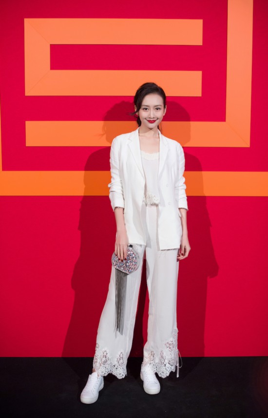 王鸥西服搭配蕾丝阔腿裤现身夏姿·陈秀场
