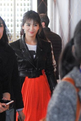 刘涛黑夹克配红裙 一秒变锦鲤