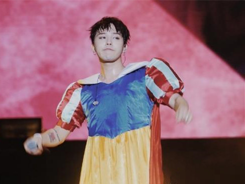 权志龙张艺兴金希澈胡歌王嘉尔穿女装演绎 美