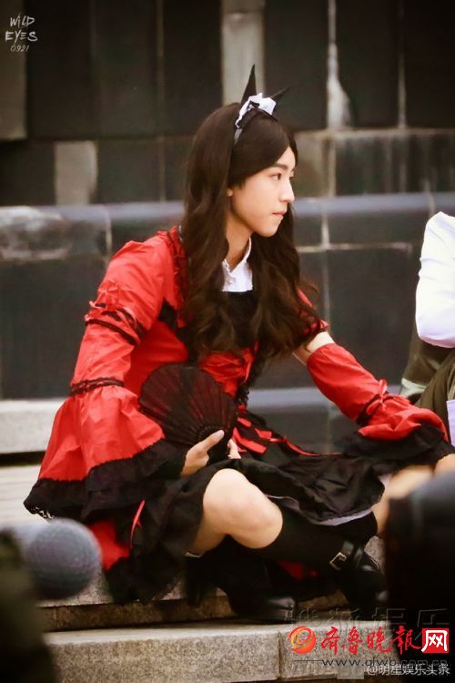 王俊凯黑红女仆装面带娇羞 只是这坐姿稍显豪