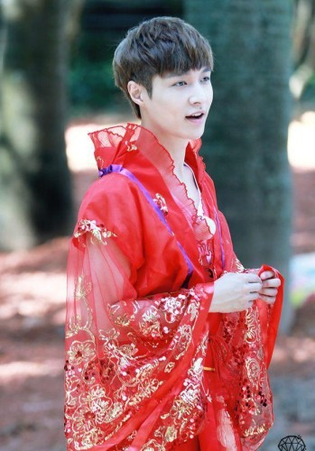 权志龙张艺兴金希澈胡歌王嘉尔穿女装演绎美