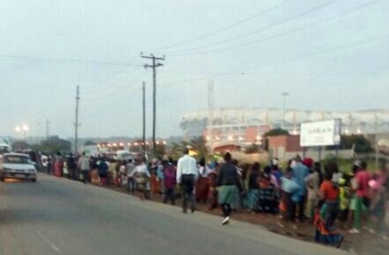 赞比亚分发救济食物引发踩踏事件 致8人死亡