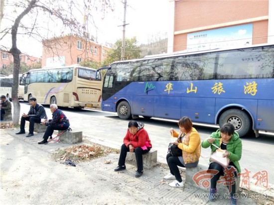 红河谷优惠政策吸引人 数千名游客却滞留景区门外