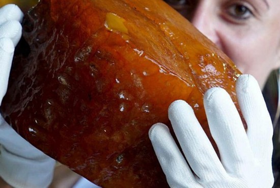 矿区挖出龙血琥珀:年代久远 琥珀已变化石