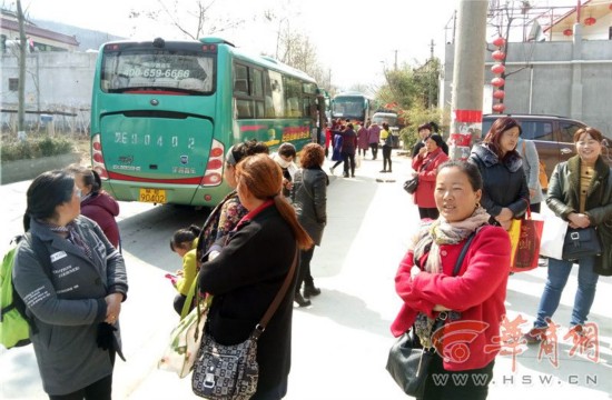 红河谷优惠政策吸引人 数千名游客却滞留景区门外