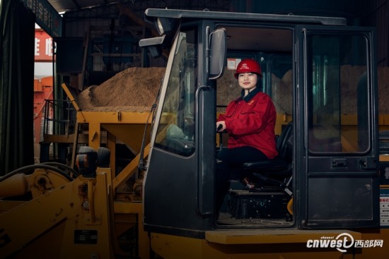 地铁女建设者工地拍写真 网友：被地铁女神萌翻了