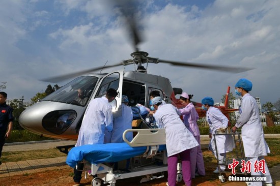 病人命悬一线 医院用直升机运送