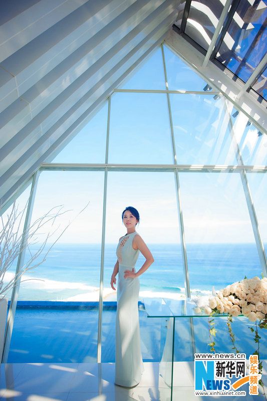 颜丹晨曝海边浪漫大片 知性优雅女人味十足