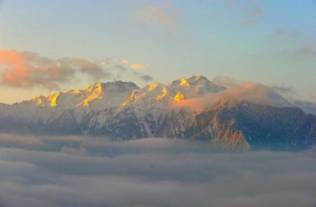 成都追峰人 为四川386座雪峰拍下证件照