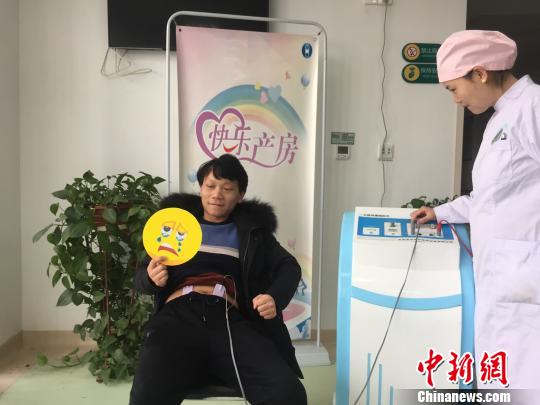 准爸爸体验分娩 挑战十级疼痛最多抗15秒