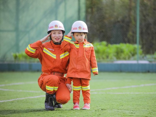 消防女警拍亲子照:女儿不愿穿军装 原因让人泪