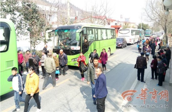 红河谷优惠政策吸引人 数千名游客却滞留景区门外