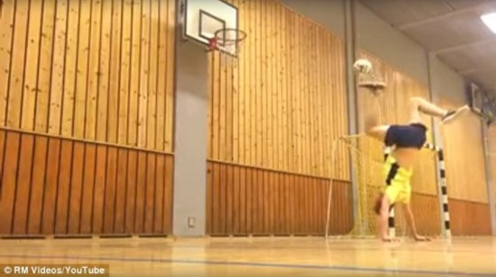 射篮得分!国外足球大师秀花样足球投篮