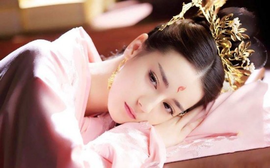 《三生三世十里桃花》热度不减 凤九迪丽热巴腋下破洞被网友神评论