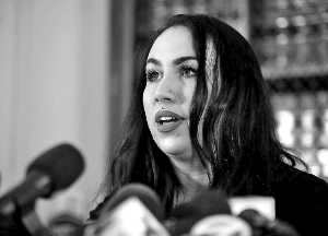 裸照丑闻发酵 女兵愤而发声