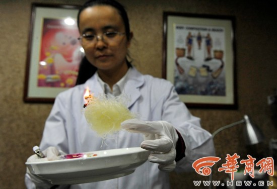 网传有些粉丝能点燃是塑料做的?华商实验室揭