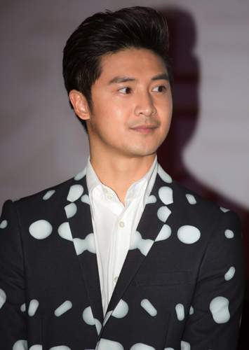 奶爸田亮见面会获赠鲜花 一脸傲娇