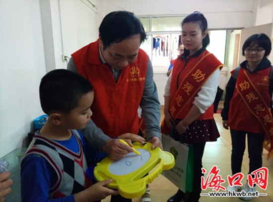 关爱自闭症儿童 海口市残联帮助点亮 微心愿 -