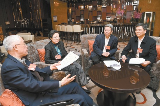 安徽委员出席全国政协十二届五次会议剪影