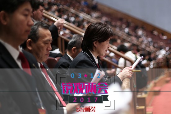 镜观两会:女记者头上架机位拍摄采访