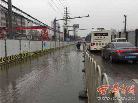 降雨致积水漫入施工基坑 昆明路东口临时交通管制