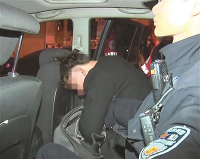 男子疑酒驾 漂移 撞隔离带遇检查躺地上叫喊