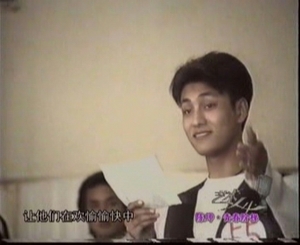 赵薇买西瓜遭农村大姐强摘墨镜 小燕子的反应