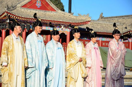 权志龙张艺兴金希澈胡歌王嘉尔穿女装演绎 美