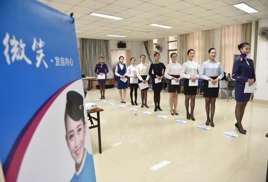 厦航招聘_厦航招聘近百名飞行学员和400名空中乘务员(3)