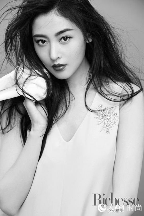 张天爱初春写真玩转光影 侧颜有型凸显独立女