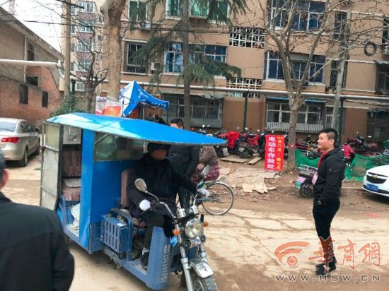 城东一小区业主在外买水泥 物业人员 不让进