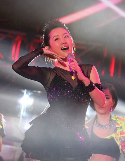 杨钰莹穿迷你裙跳街舞,青春依旧宛如少女