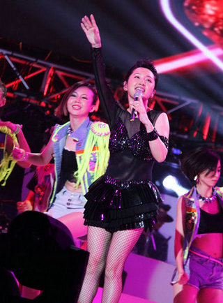 杨钰莹穿迷你裙跳街舞,青春依旧宛如少女