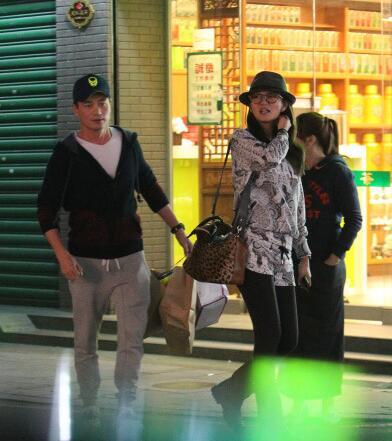 安以轩去年10月被拍到与富商陈荣炼相拥外出并同住酒店2天后,二人