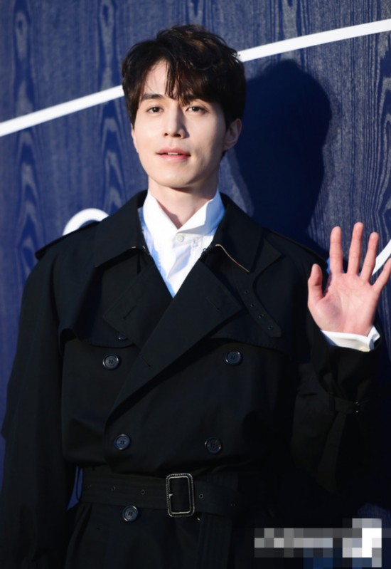 穿黑风衣亮相酷帅难挡 EXO成员Kai白色衬衫变