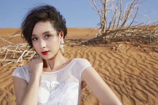 杨恭如沙漠大片曝光 柔美与雄浑的绝色碰撞