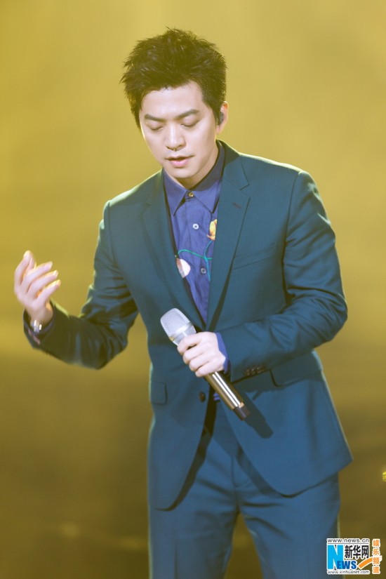 李健被赞穿衣范本 百变西装《歌手》成时装秀