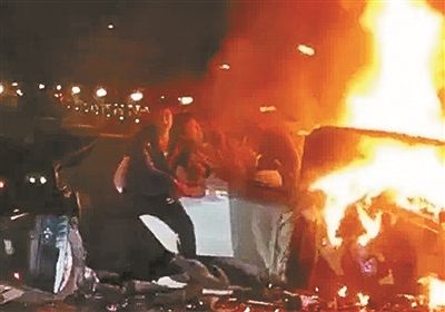 退役消防员南昌徒手救火 从起火轿车内拽出三