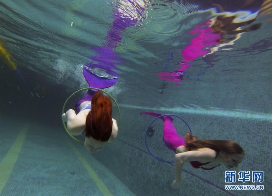 俄罗斯:美人鱼游泳课(组图)--内蒙古新闻