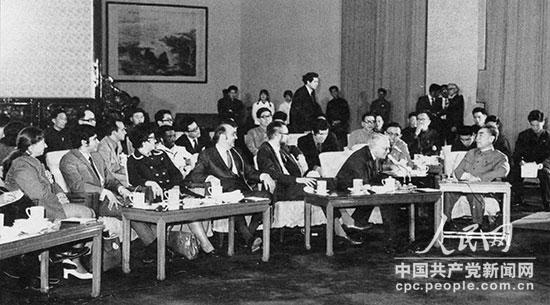 1971年4月，周恩來接見應邀訪問的美國乒乓球代表團全體成員。這次邀請被人們稱為小球轉動大球的“乒乓外交”。