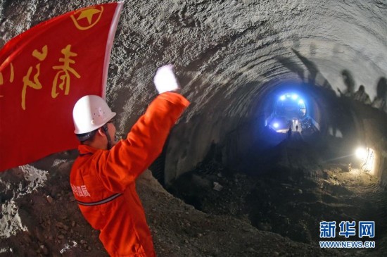 京沈高铁朝阳隧道贯通